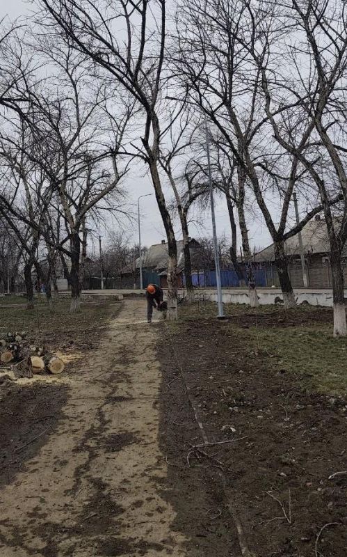 Специалисты из Удмуртии продолжают благоустройство сквера у ДК в посёлке Белое Специалисты из Удмуртии продолжают благоустройство сквера у ДК в посёлке Белое