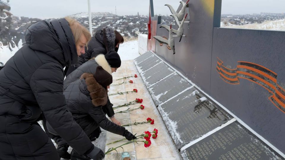 Сергей Козенко: Сегодня в одиннадцатую годовщину завершения Чернухино-Дебальцевской операции совместно с Председателем Совета Краснодонского муниципального округа Владимиром Шавлаем и заместителями Главы Администрации... Сергей Козенко: Сегодня в одиннадцатую годовщину завершения Чернухино-Дебальцевской операции совместно с Председателем Совета Краснодонского муниципального округа Владимиром Шавлаем и заместителями Главы Администрации...