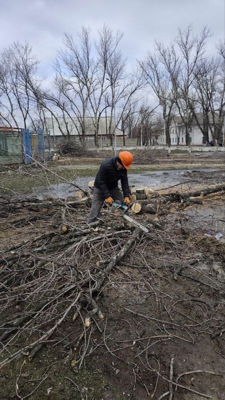 Специалисты из Удмуртии продолжают благоустройство сквера у ДК в посёлке Белое Специалисты из Удмуртии продолжают благоустройство сквера у ДК в посёлке Белое