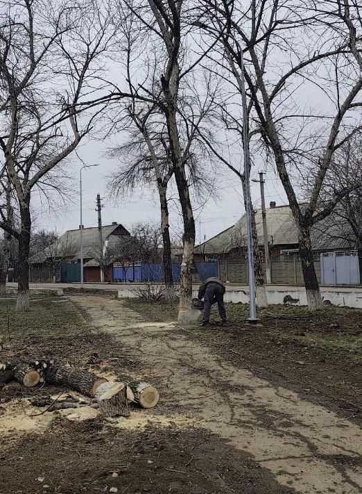 Специалисты из Удмуртии продолжают благоустройство сквера у ДК в посёлке Белое Специалисты из Удмуртии продолжают благоустройство сквера у ДК в посёлке Белое