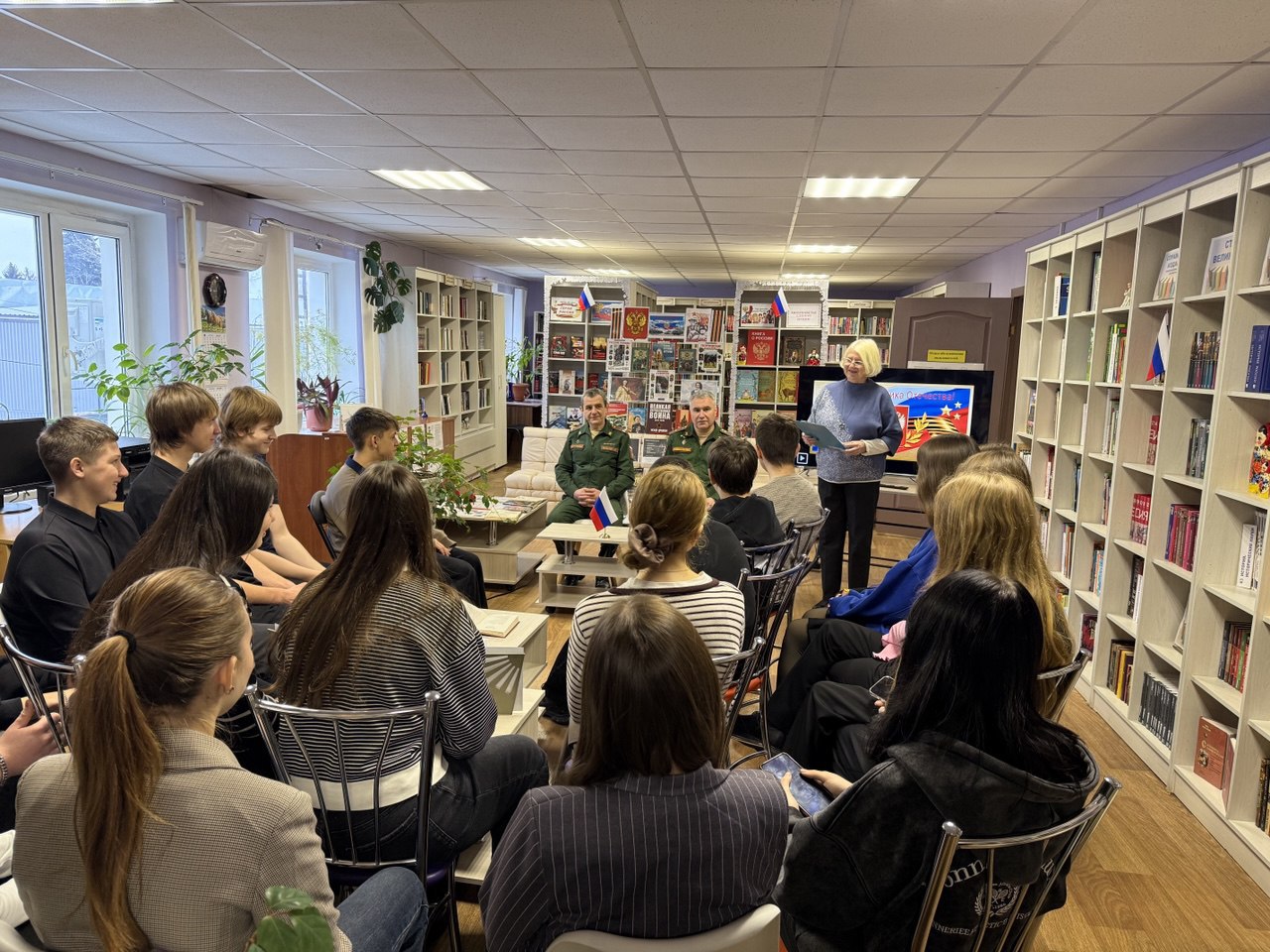 "Святое дело Родине служить": в Новоайдарской библиотеке прошёл час мужества "Святое дело Родине служить": в Новоайдарской библиотеке прошёл час мужества