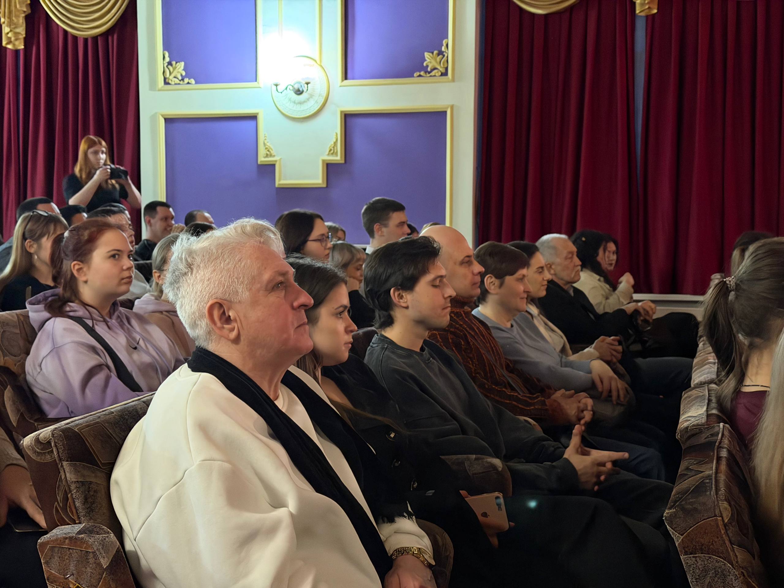 В Луганске состоялся литературный концерт народного артиста России Виктора Никитина «Я сердцем никогда не лгу...» В Луганске состоялся литературный концерт народного артиста России Виктора Никитина «Я сердцем никогда не лгу...»