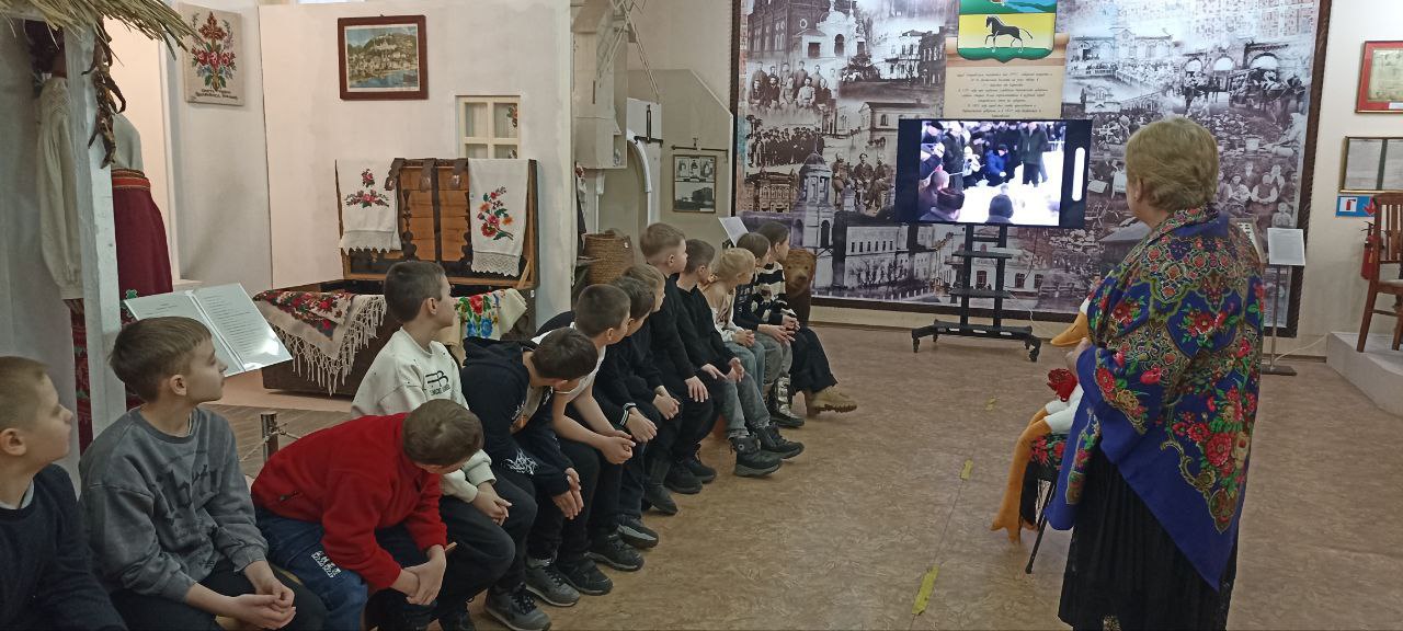 Зиму провожаем, весну встречаем: в Старобельском музее отпраздновали Масленицу Зиму провожаем, весну встречаем: в Старобельском музее отпраздновали Масленицу