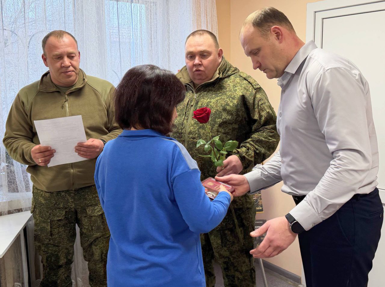 Сергей Колягин: Особую значимость Часу исторической памяти, проходившему в Централизованной библиотечной системе города Первомайска, придала церемония вручения государственных наград семьям героев, погибших в ходе... Сергей Колягин: Особую значимость Часу исторической памяти, проходившему в Централизованной библиотечной системе города Первомайска, придала церемония вручения государственных наград семьям героев, погибших в ходе...