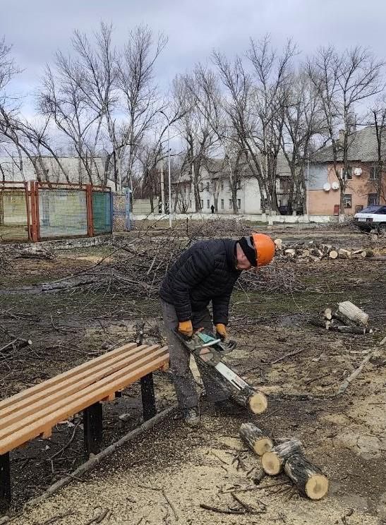 Специалисты из Удмуртии продолжают благоустройство сквера у ДК в посёлке Белое Специалисты из Удмуртии продолжают благоустройство сквера у ДК в посёлке Белое