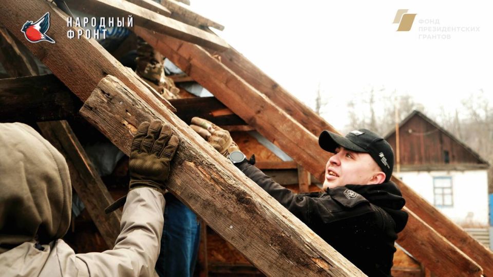 ГБР Молодёжки НФ совместно с РИК НФ ЛНР привезли гуманитарную помощь и оказали содействие в восстановлении жилья, перекрывая крыши людей пострадавших от атаки БПЛА ГБР Молодёжки НФ совместно с РИК НФ ЛНР привезли гуманитарную помощь и оказали содействие в восстановлении жилья, перекрывая крыши людей пострадавших от атаки БПЛА