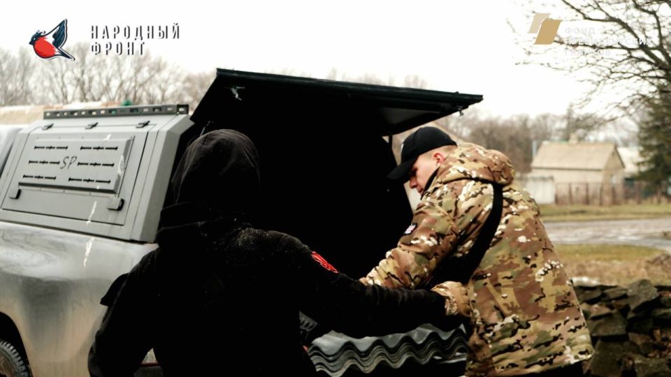 ГБР Молодёжки НФ совместно с РИК НФ ЛНР привезли гуманитарную помощь и оказали содействие в восстановлении жилья, перекрывая крыши людей пострадавших от атаки БПЛА ГБР Молодёжки НФ совместно с РИК НФ ЛНР привезли гуманитарную помощь и оказали содействие в восстановлении жилья, перекрывая крыши людей пострадавших от атаки БПЛА