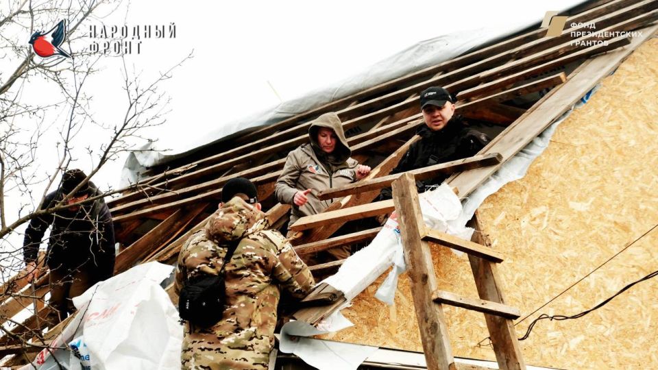 ГБР Молодёжки НФ совместно с РИК НФ ЛНР привезли гуманитарную помощь и оказали содействие в восстановлении жилья, перекрывая крыши людей пострадавших от атаки БПЛА ГБР Молодёжки НФ совместно с РИК НФ ЛНР привезли гуманитарную помощь и оказали содействие в восстановлении жилья, перекрывая крыши людей пострадавших от атаки БПЛА
