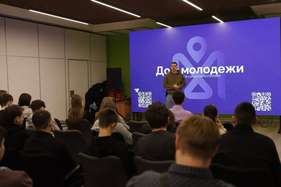 Социальные сети без угроз. В ГБУ ЛНР «Дом молодежи» состоялась лекция на тему «Сила слова: когда лозунги становятся оружием» Социальные сети без угроз. В ГБУ ЛНР «Дом молодежи» состоялась лекция на тему «Сила слова: когда лозунги становятся оружием»