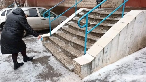 В Луганске и пригороде продолжается обработка тротуаров от гололёда