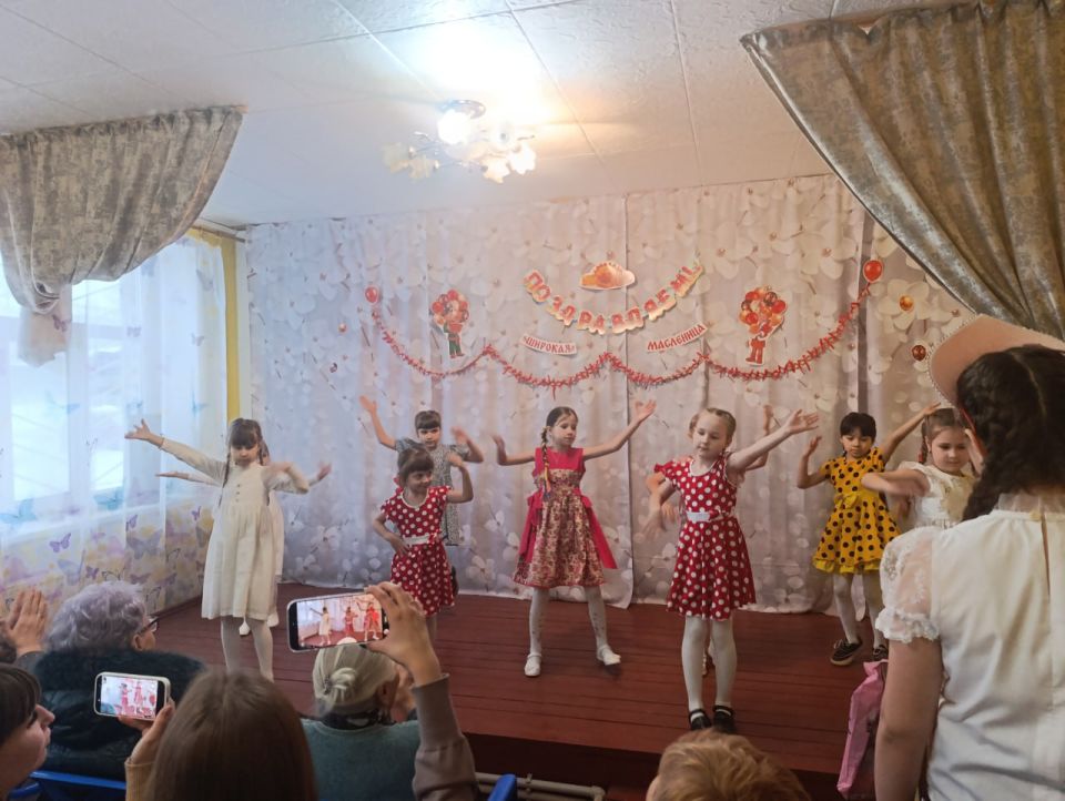 В клубе поселка Краснодон активисты первичных отделений Партии «Единая Россия» организовали яркое мероприятие «Широкая Масленица» В клубе поселка Краснодон активисты первичных отделений Партии «Единая Россия» организовали яркое мероприятие «Широкая Масленица»