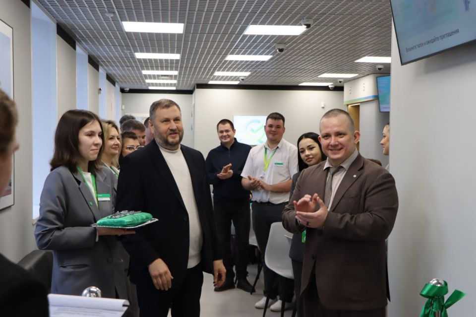 Первое полноформатное отделение Сбера открыли в Лутугино Первое полноформатное отделение Сбера открыли в Лутугино