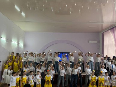 В Ровеньковской школе №3 прошел торжественный концерт, посвященный одному из самых значимых праздников – Дню защитника Отечества