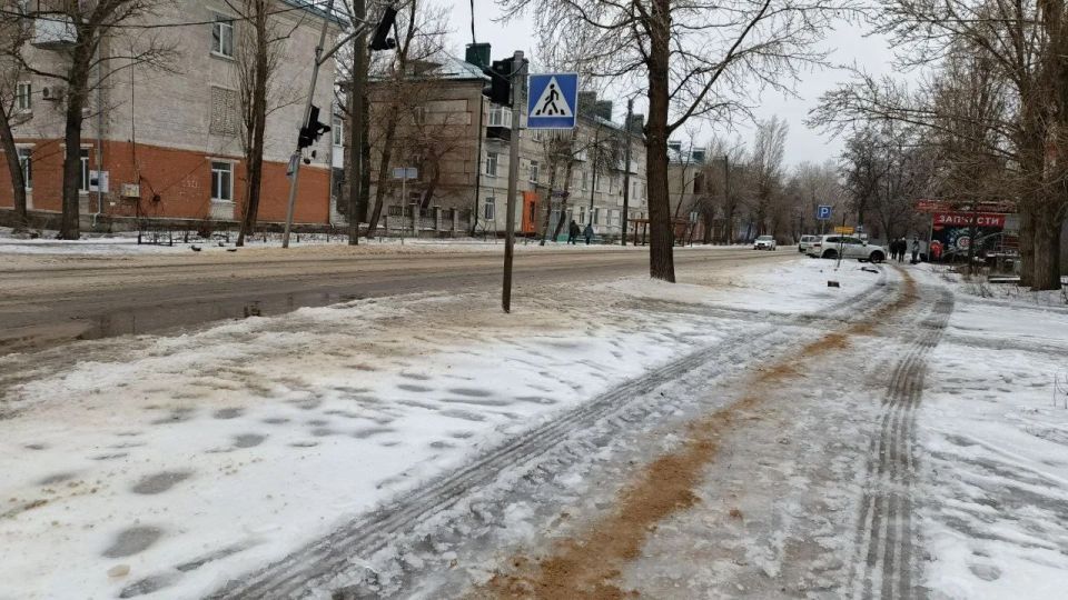Вследствие неблагоприятных метеорологических условий (перепад температур, ледяной дождь) на территории города наблюдается образование гололёда Вследствие неблагоприятных метеорологических условий (перепад температур, ледяной дождь) на территории города наблюдается образование гололёда