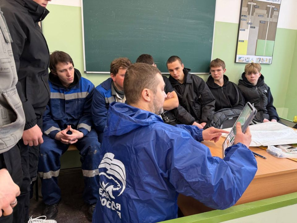 Моя карьера с "ЕДИНОЙ РОССИЕЙ": в Северодонецке стартовал мастер-класс по облицовке плитки для студентов строительного колледжа Моя карьера с "ЕДИНОЙ РОССИЕЙ": в Северодонецке стартовал мастер-класс по облицовке плитки для студентов строительного колледжа