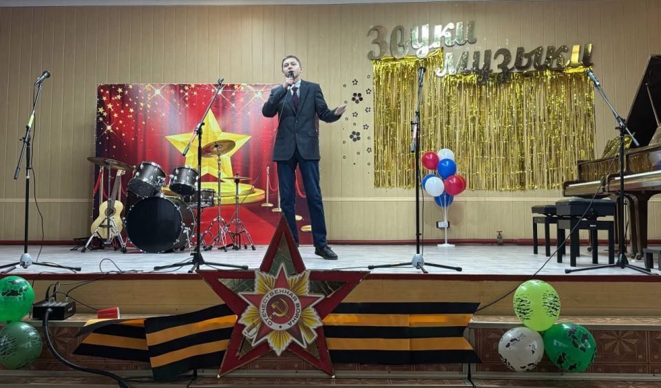 В Краснолучской Детской музыкальной школе прошёл концерт к 23 февраля В Краснолучской Детской музыкальной школе прошёл концерт к 23 февраля