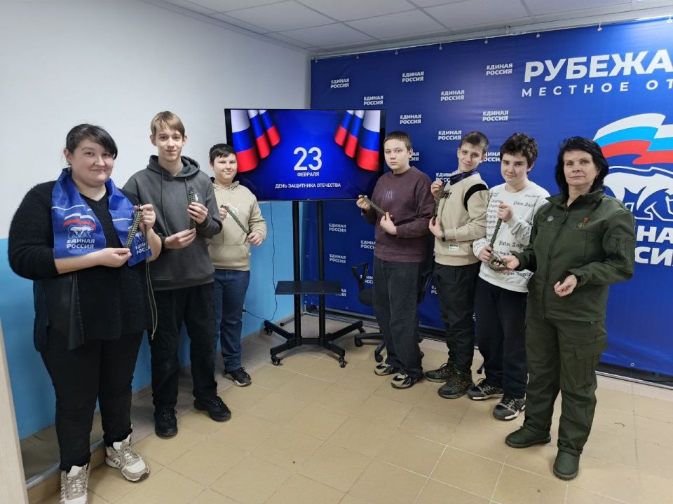 «Единая Россия» в Рубежном провела мастер-класс по плетению тактических браслетов «Единая Россия» в Рубежном провела мастер-класс по плетению тактических браслетов