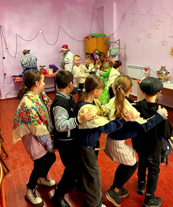 Активстка партии «Единая Россия» Светлана Капаций с работниками культуры Литвиновского СДК для маленьких жителей села, при поддержке секретаря первичного отделения №6 Михаила Козлова и депутата Беловодского муниципального... Активстка партии «Единая Россия» Светлана Капаций с работниками культуры Литвиновского СДК для маленьких жителей села, при поддержке секретаря первичного отделения №6 Михаила Козлова и депутата Беловодского муниципального...