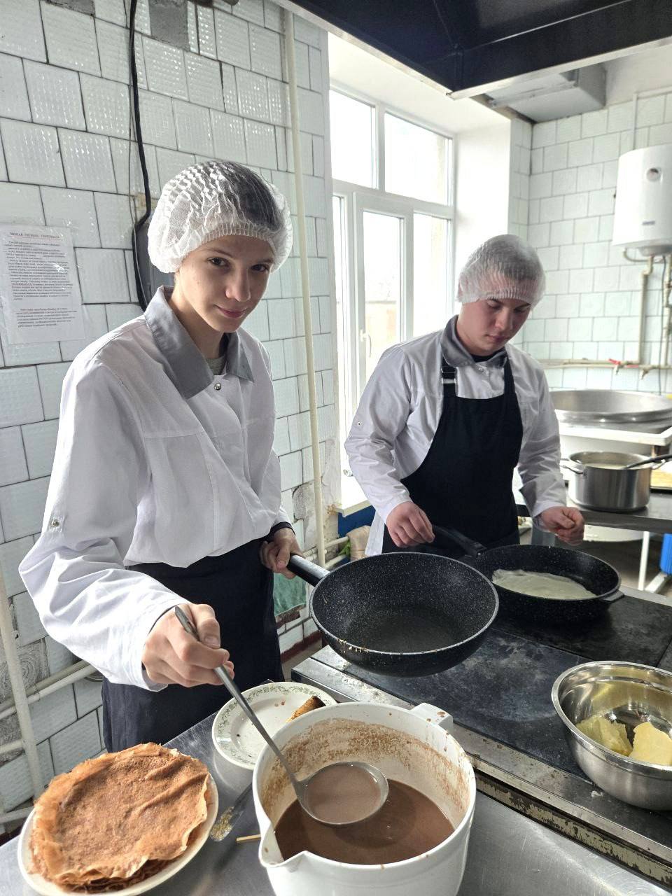 Белокуракинские предприниматели и студенты испекли блины для участников СВО Белокуракинские предприниматели и студенты испекли блины для участников СВО