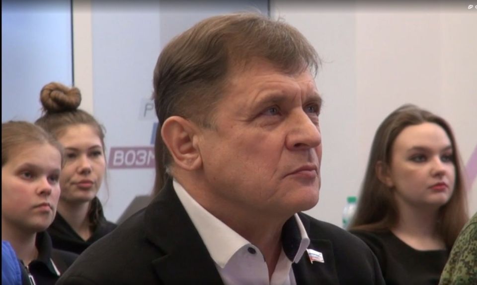 В стенах алчевского молодежного центра «Продвижение» прошла значимая встреча-диалог под названием «Мужество. Честь. Родина» В стенах алчевского молодежного центра «Продвижение» прошла значимая встреча-диалог под названием «Мужество. Честь. Родина»
