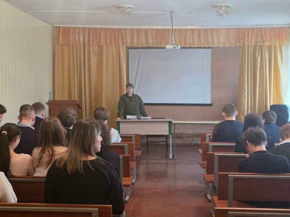 Сотрудники республиканского СК провели профилактическое занятие с учащимися Лутугинской средней школы №1 Сотрудники республиканского СК провели профилактическое занятие с учащимися Лутугинской средней школы №1