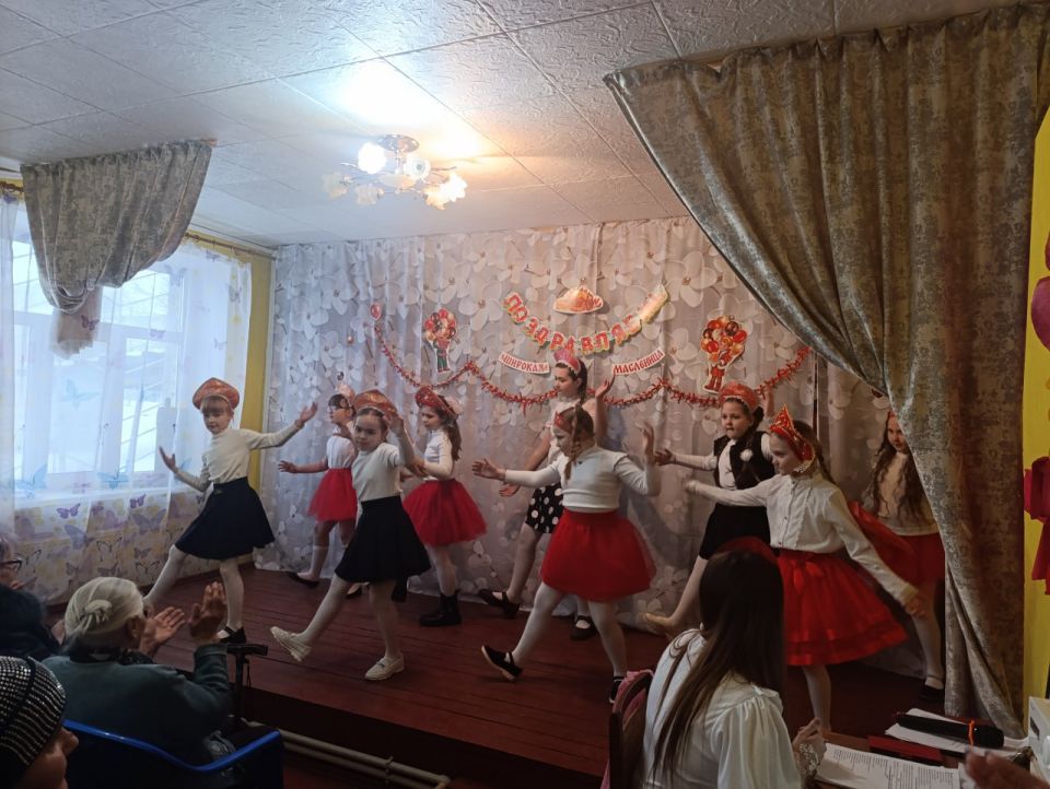 В клубе поселка Краснодон активисты первичных отделений Партии «Единая Россия» организовали яркое мероприятие «Широкая Масленица» В клубе поселка Краснодон активисты первичных отделений Партии «Единая Россия» организовали яркое мероприятие «Широкая Масленица»