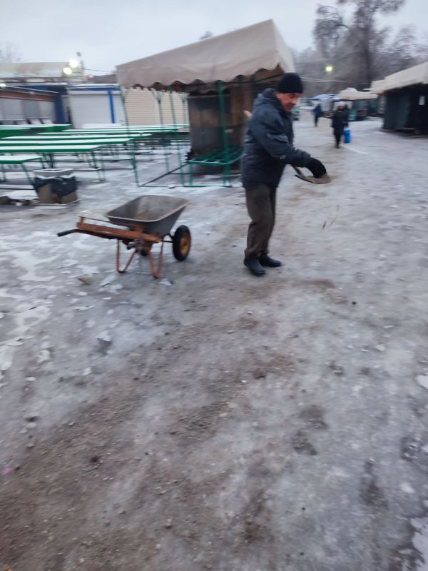 Работниками МУП "Рынок ЛНР" проводятся работы по очистке территории предприятия от снега и наледи, обработке противогололедными материалами основных лестниц и проходов для перемещения посетителей Работниками МУП "Рынок ЛНР" проводятся работы по очистке территории предприятия от снега и наледи, обработке противогололедными материалами основных лестниц и проходов для перемещения посетителей