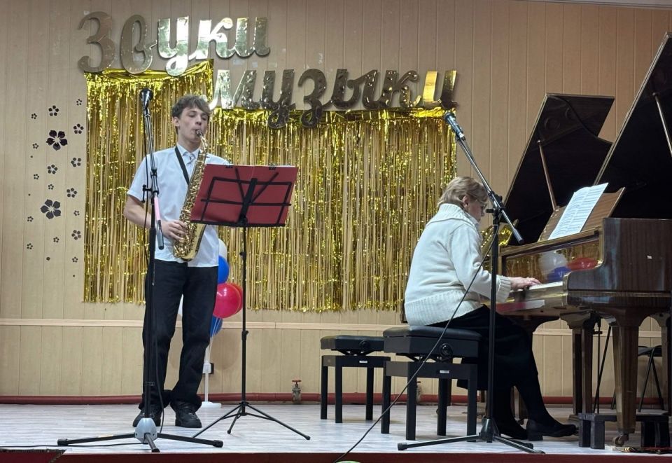 В Краснолучской Детской музыкальной школе прошёл концерт к 23 февраля В Краснолучской Детской музыкальной школе прошёл концерт к 23 февраля