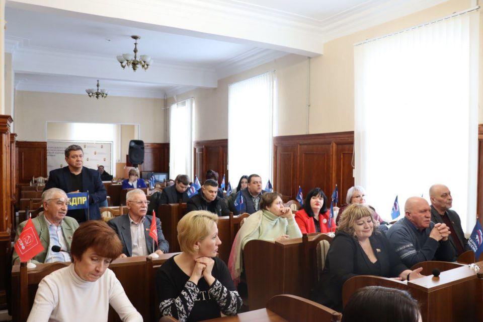 19 февраля состоялся очередной "депутатский час", в ходе которого в режиме традиционного открытого диалога с временно исполняющим полномочия Главы городского округа город Северодонецк Павлом Дреевым депутатам была донесена... 19 февраля состоялся очередной "депутатский час", в ходе которого в режиме традиционного открытого диалога с временно исполняющим полномочия Главы городского округа город Северодонецк Павлом Дреевым депутатам была донесена...