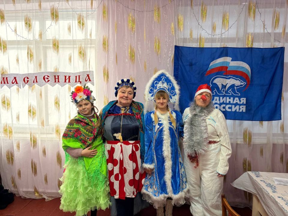 Активстка партии «Единая Россия» Светлана Капаций с работниками культуры Литвиновского СДК для маленьких жителей села, при поддержке секретаря первичного отделения №6 Михаила Козлова и депутата Беловодского муниципального... Активстка партии «Единая Россия» Светлана Капаций с работниками культуры Литвиновского СДК для маленьких жителей села, при поддержке секретаря первичного отделения №6 Михаила Козлова и депутата Беловодского муниципального...