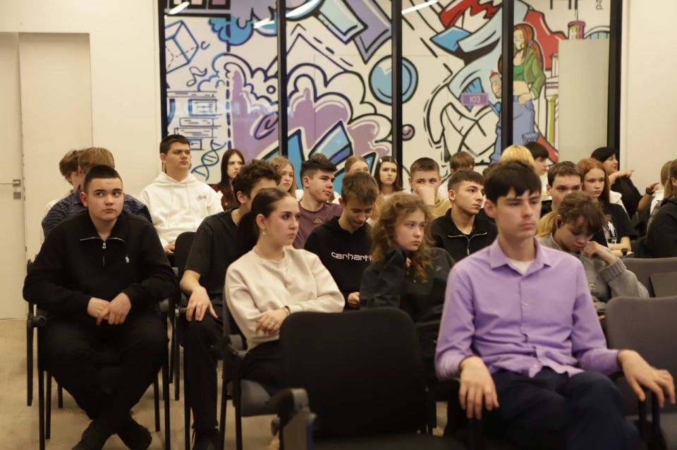 Социальные сети без угроз. В ГБУ ЛНР «Дом молодежи» состоялась лекция на тему «Сила слова: когда лозунги становятся оружием» Социальные сети без угроз. В ГБУ ЛНР «Дом молодежи» состоялась лекция на тему «Сила слова: когда лозунги становятся оружием»