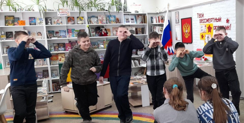 В преддверии Дня защитника Отечества в "Библиотечном филиале для детей МБУ " МЦБС" для детей 5-А класса "Марковской гимназии" прошел литературно-игровой час: "Стоит на страже Родины солдат" В преддверии Дня защитника Отечества в "Библиотечном филиале для детей МБУ " МЦБС" для детей 5-А класса "Марковской гимназии" прошел литературно-игровой час: "Стоит на страже Родины солдат"