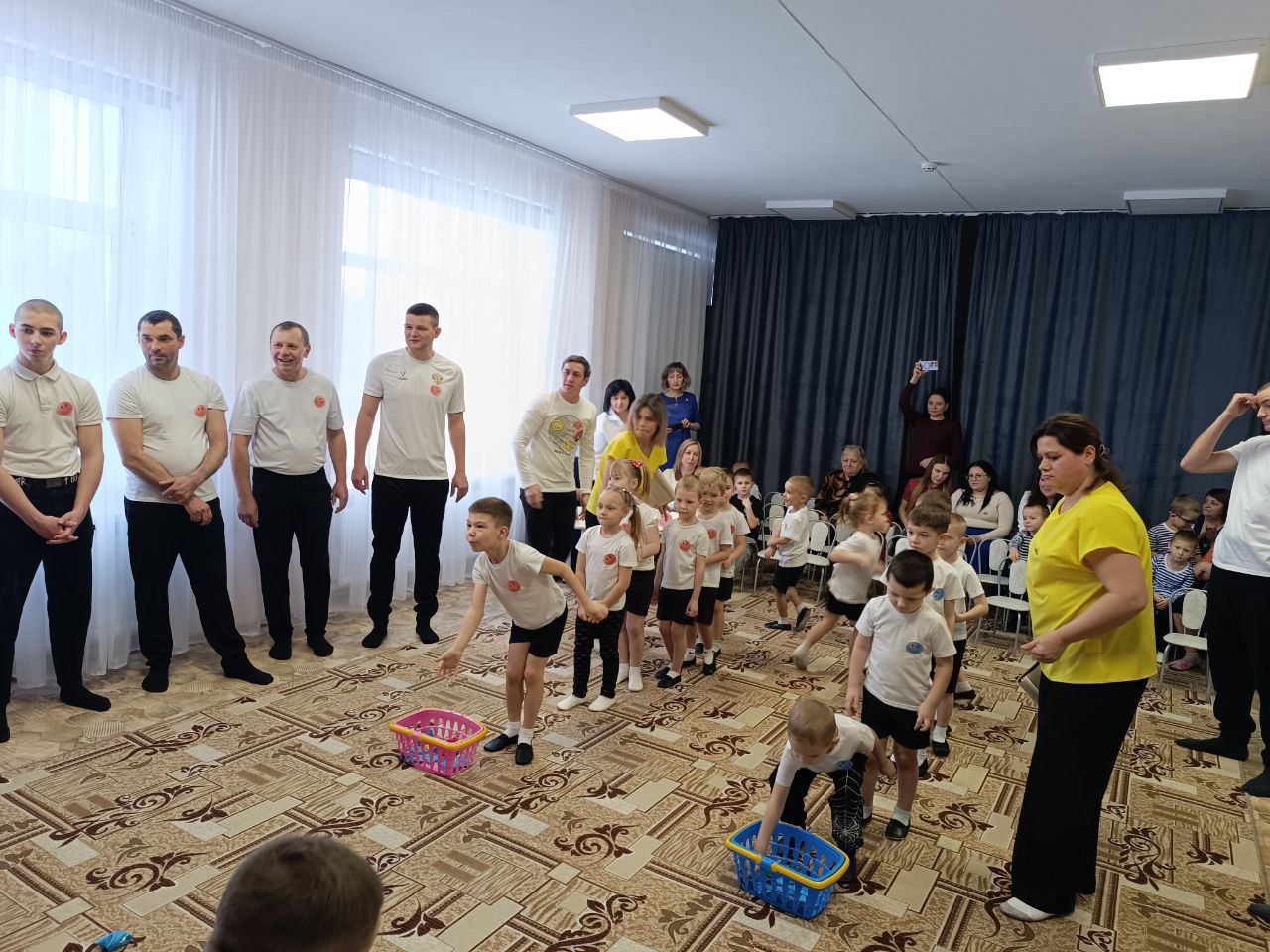 В преддверии праздника в ГБДОУ ЛНР «Беловодский ЯС №2 «Радуга» 19 февраля в средних, старшей и подготовительной к школе групп прошёл семейно-спортивный праздник, посвящённый Дню защитника Отечества В преддверии праздника в ГБДОУ ЛНР «Беловодский ЯС №2 «Радуга» 19 февраля в средних, старшей и подготовительной к школе групп прошёл семейно-спортивный праздник, посвящённый Дню защитника Отечества