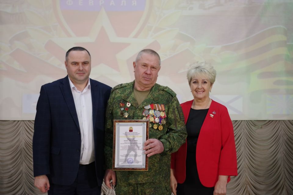 В Славяносербске отметили День защитника Отечества торжественным собранием и праздничным концертом В Славяносербске отметили День защитника Отечества торжественным собранием и праздничным концертом