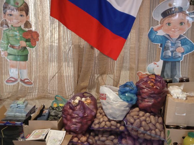 Члены УИК Станично-Луганского округа организовали акцию «Подари тепло солдату»