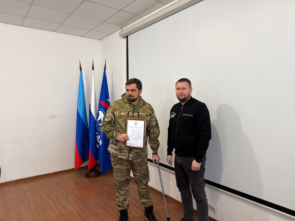 Денис Мирошниченко вручил благодарности представителям патриотических НКО Денис Мирошниченко вручил благодарности представителям патриотических НКО