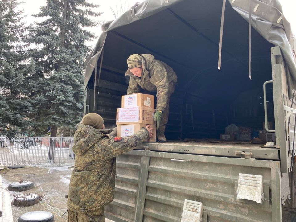 Zа Победу: Антрацитовские единороссы передали гуманитарную помощь участникам СВО ко Дню защитника Отечества Zа Победу: Антрацитовские единороссы передали гуманитарную помощь участникам СВО ко Дню защитника Отечества