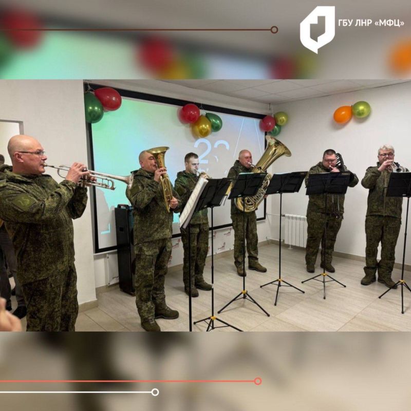 В МФЦ ЛНР поздравили мужчин с Днём защитника Отечества В МФЦ ЛНР поздравили мужчин с Днём защитника Отечества