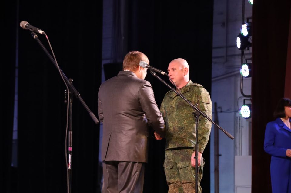 Денис Колесников поздравил защитников Отечества Денис Колесников поздравил защитников Отечества