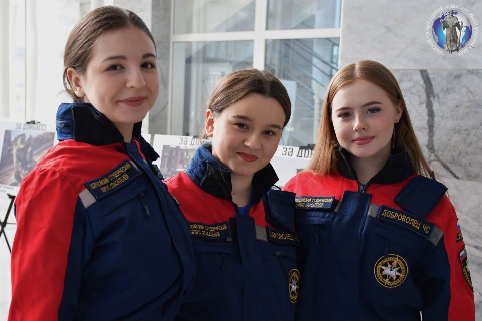 Мы будем помнить всегда. В Луганском государственном университете им. В. Даля состоялось открытие фотовыставки «ЗА ДОНБАСС!», приуроченной к годовщине начала специальной военной операции, которую посетили добровольцы... Мы будем помнить всегда. В Луганском государственном университете им. В. Даля состоялось открытие фотовыставки «ЗА ДОНБАСС!», приуроченной к годовщине начала специальной военной операции, которую посетили добровольцы...