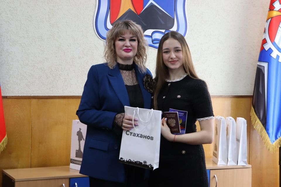 Наталия Жулинская: В рамках всероссийского проекта «Мы — граждане России!» вручили паспорта юным стахановчанам Наталия Жулинская: В рамках всероссийского проекта «Мы — граждане России!» вручили паспорта юным стахановчанам
