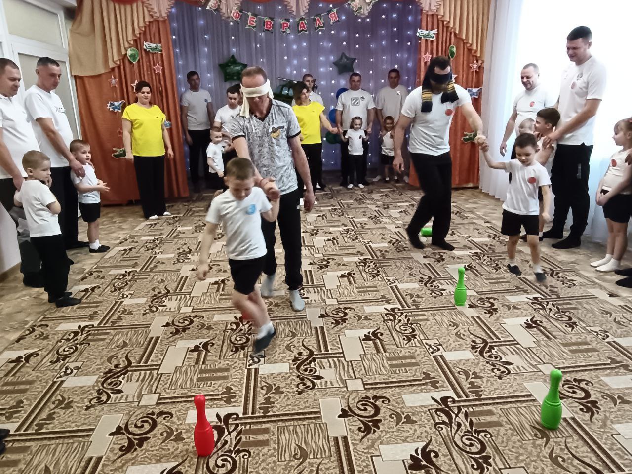 В преддверии праздника в ГБДОУ ЛНР «Беловодский ЯС №2 «Радуга» 19 февраля в средних, старшей и подготовительной к школе групп прошёл семейно-спортивный праздник, посвящённый Дню защитника Отечества