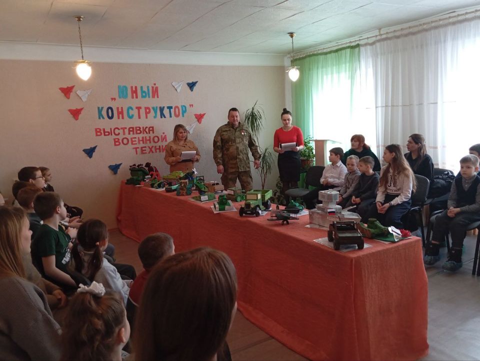 В Ровеньковском детском центре научно-технического творчества проходит городская выставка работ моделей военной техники «Юный конструктор» в направлениях: модели исторической серии; техника Великой Отечественной войны;... В Ровеньковском детском центре научно-технического творчества проходит городская выставка работ моделей военной техники «Юный конструктор» в направлениях: модели исторической серии; техника Великой Отечественной войны;...