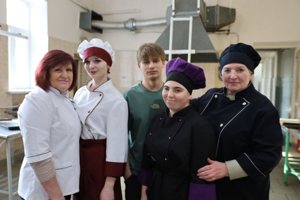 Ко Дню защитника Отечества студенты луганского колледжа передали бойцам выпечку и гумпомощь Ко Дню защитника Отечества студенты луганского колледжа передали бойцам выпечку и гумпомощь