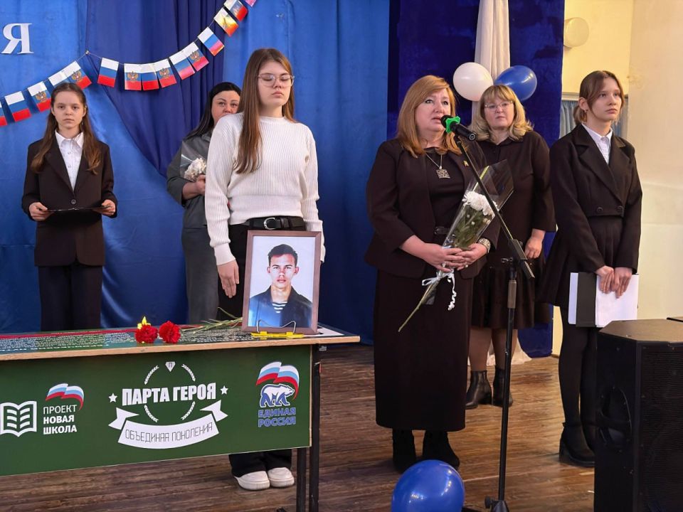 В преддверии Дня защитника Отечества, в стенах Первомайской специализированной средней школы №6 имени Евгения Ищенко, состоялось трогательное и значимое событие – открытие сразу двух «Парт Героя» В преддверии Дня защитника Отечества, в стенах Первомайской специализированной средней школы №6 имени Евгения Ищенко, состоялось трогательное и значимое событие – открытие сразу двух «Парт Героя»