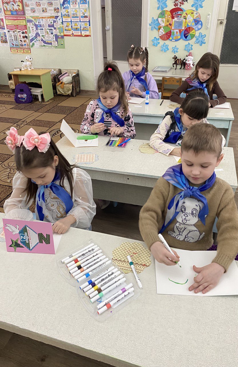 Накануне празднования Дня защитника Отечества в Антрацитовском детском саду № 13 «Барвинок» в течение нескольких дней проходила патриотическая акция «Подари тепло солдату», инициированная партией «Единая Россия»