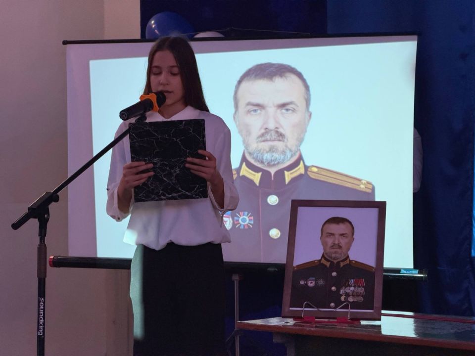 В преддверии Дня защитника Отечества, в стенах Первомайской специализированной средней школы №6 имени Евгения Ищенко, состоялось трогательное и значимое событие – открытие сразу двух «Парт Героя» В преддверии Дня защитника Отечества, в стенах Первомайской специализированной средней школы №6 имени Евгения Ищенко, состоялось трогательное и значимое событие – открытие сразу двух «Парт Героя»