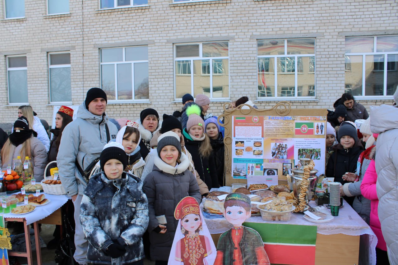 Ярмарка «Большая масленица народов России» состоялась в Белокуракинской школе №1 Ярмарка «Большая масленица народов России» состоялась в Белокуракинской школе №1