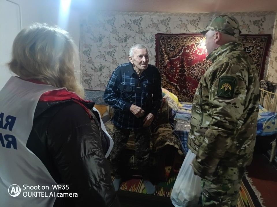Начальник отдела по обеспечению жизнедеятельности пгт Бугаевка Виталий Нарыжний, совместно с членом первичного отделения Всероссийской политической партии "Единая Россия" № 18 пгт Бугаевка Натальей Мотковой, накануне Дня... Начальник отдела по обеспечению жизнедеятельности пгт Бугаевка Виталий Нарыжний, совместно с членом первичного отделения Всероссийской политической партии "Единая Россия" № 18 пгт Бугаевка Натальей Мотковой, накануне Дня...