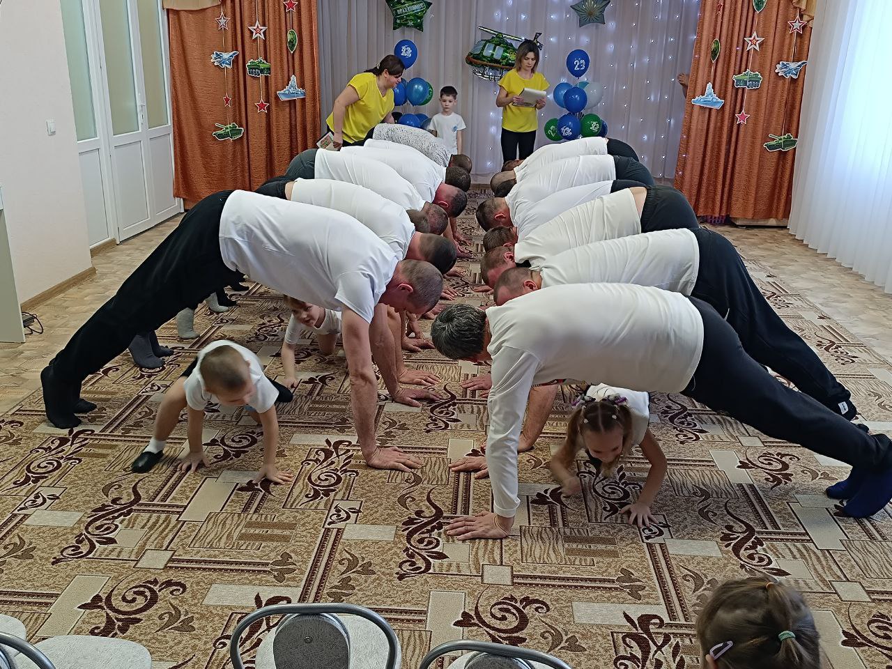 В преддверии праздника в ГБДОУ ЛНР «Беловодский ЯС №2 «Радуга» 19 февраля в средних, старшей и подготовительной к школе групп прошёл семейно-спортивный праздник, посвящённый Дню защитника Отечества В преддверии праздника в ГБДОУ ЛНР «Беловодский ЯС №2 «Радуга» 19 февраля в средних, старшей и подготовительной к школе групп прошёл семейно-спортивный праздник, посвящённый Дню защитника Отечества